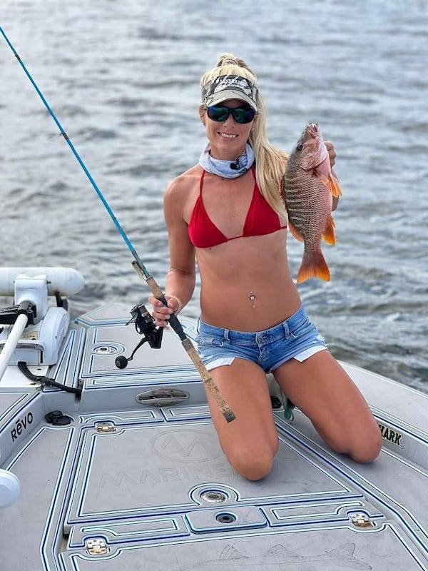 Girls Fishing (23 pics)