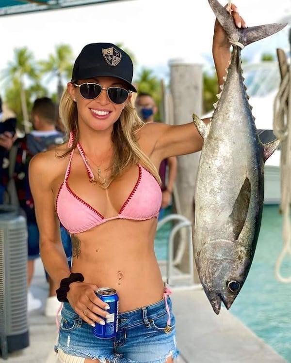 Girls Fishing (23 pics)