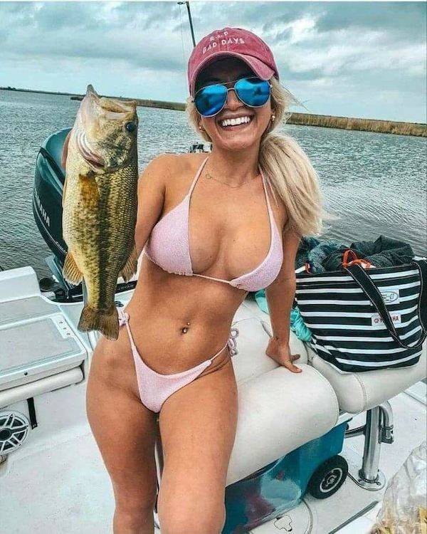 Girls Fishing (23 pics)
