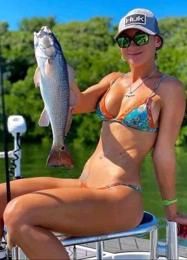 Girls Fishing (23 pics)