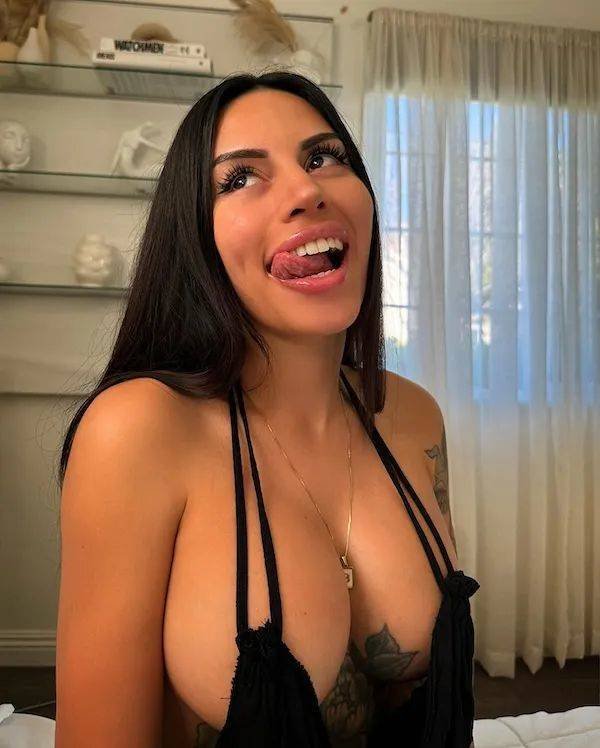 Busty Girls (57 pics)