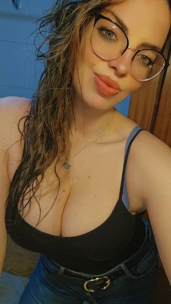 Busty Girls (43 pics)