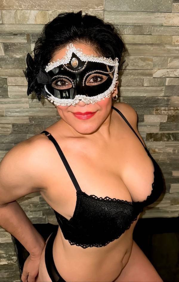 Busty Girls (43 pics)
