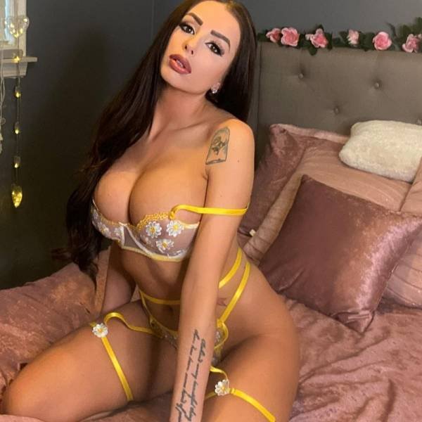 Busty Girls (43 pics)