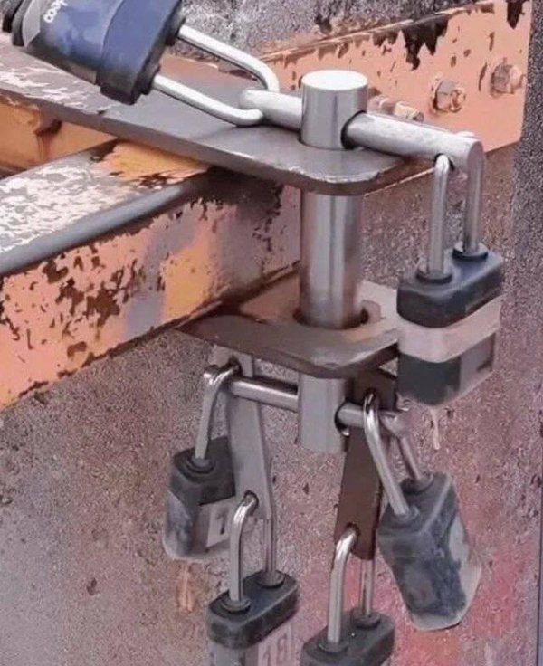 What Is Going On Here? (34 pics)