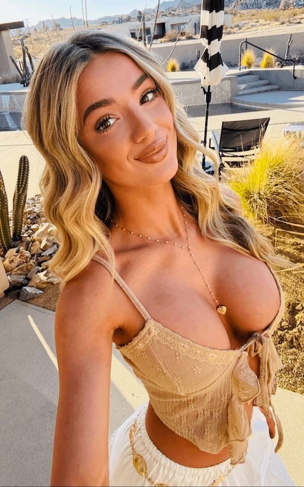 Busty Girls (47 pics)