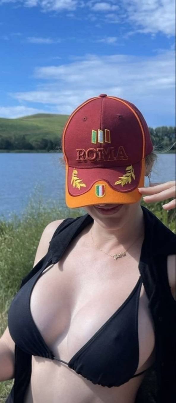 Busty Girls (47 pics)