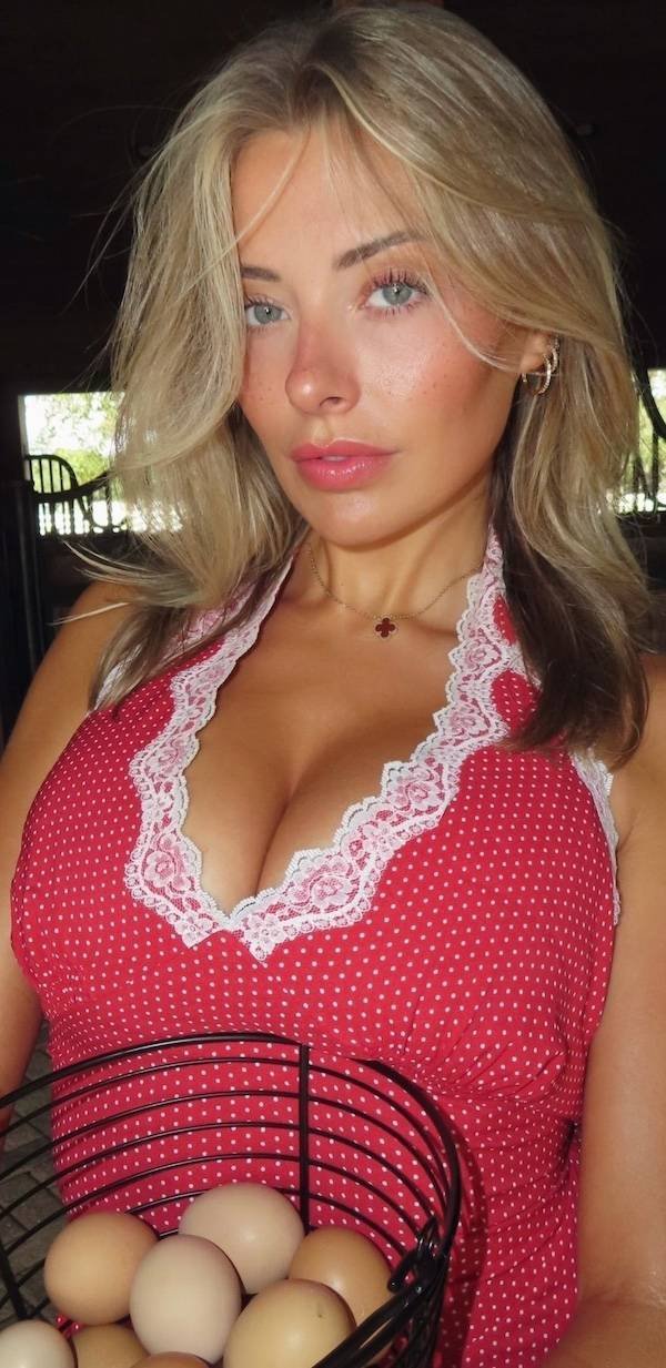Busty Girls (47 pics)