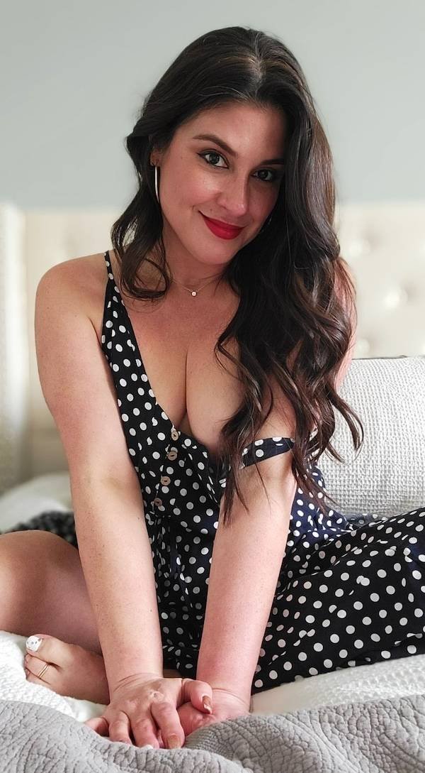 Busty Girls (42 pics)