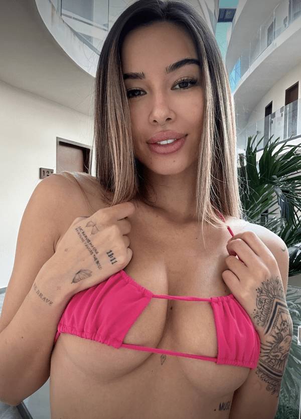 Busty Girls (42 pics)