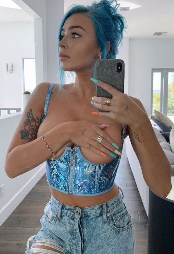 Braless Girls (30 pics)