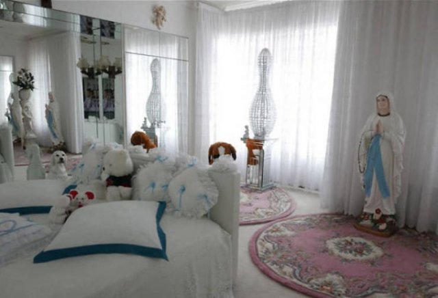 Weird Finds In Rental Properties (24 pics)