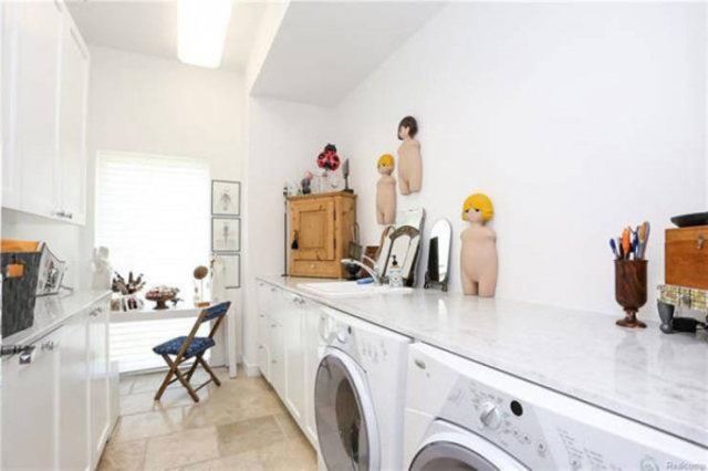 Weird Finds In Rental Properties (24 pics)