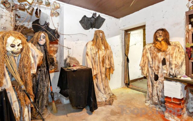 Weird Finds In Rental Properties (24 pics)
