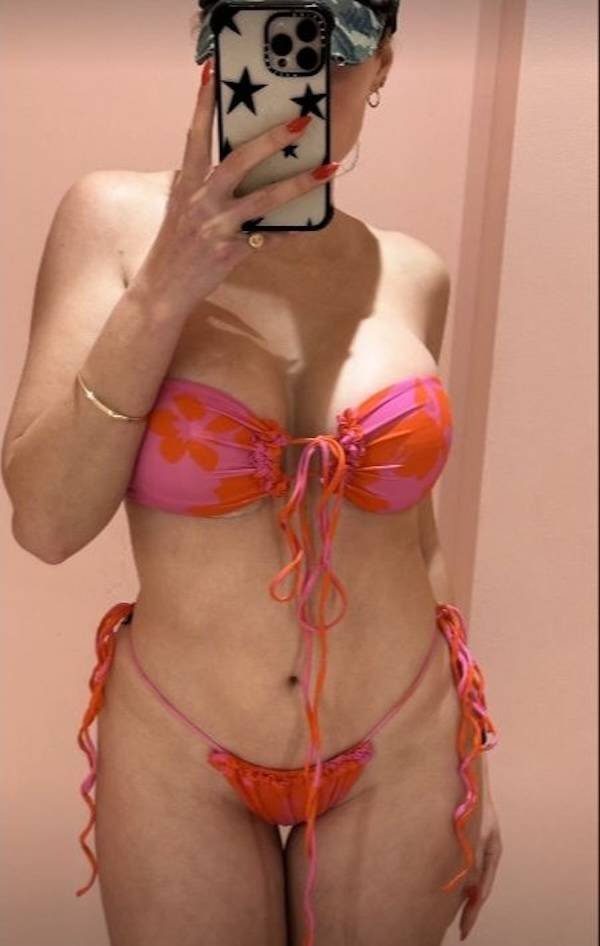 Selfie Girls (49 pics)