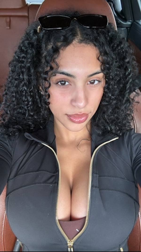 Busty Girls (45 pics)