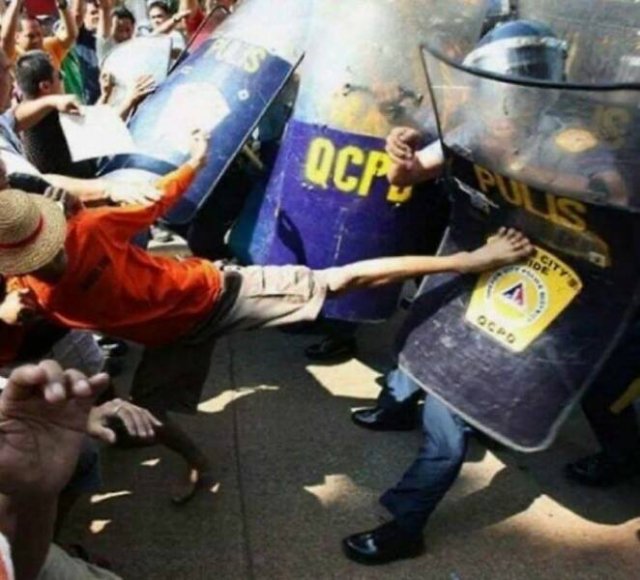 What Is Going On Here? (28 pics)