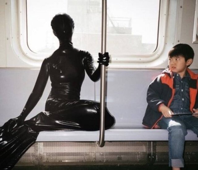 Strange People In The Subway (18 pics)