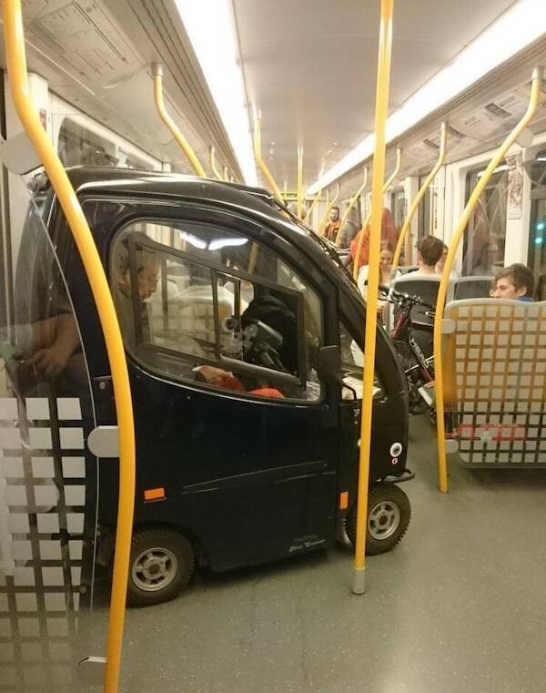 Strange People In The Subway (18 pics)