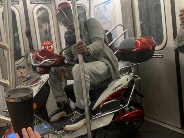 Strange People In The Subway (18 pics)