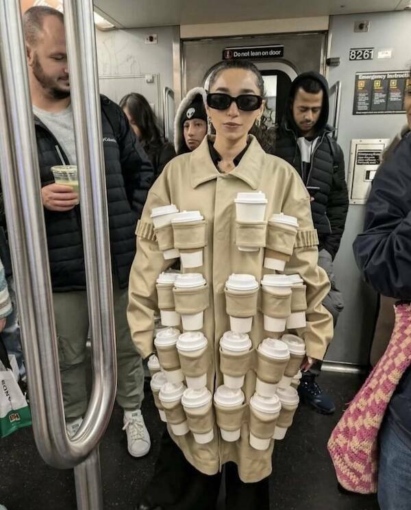 Strange People In The Subway (18 pics)