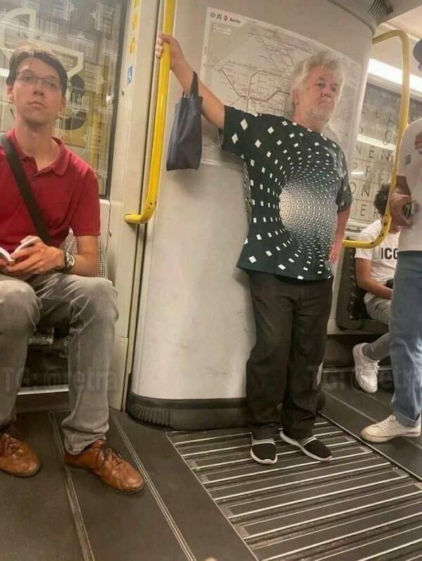 Strange People In The Subway (18 pics)