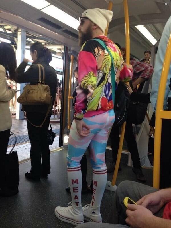 Strange People In The Subway (18 pics)