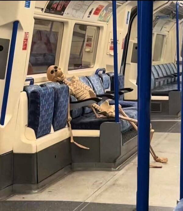 Strange People In The Subway (18 pics)