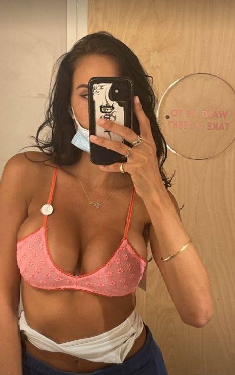 Busty Girls (46 pics)