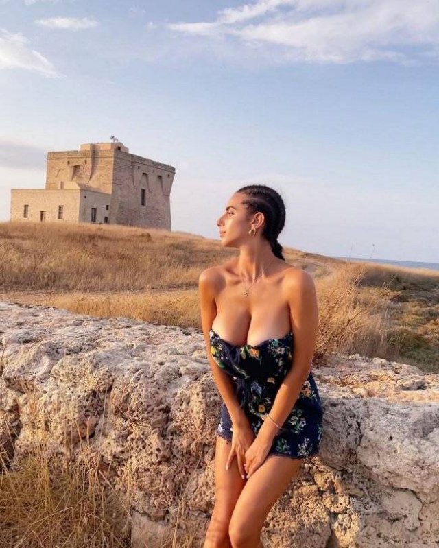 Busty Girls (46 pics)