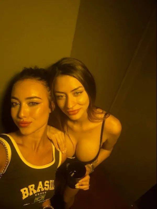 Busty Girls (46 pics)