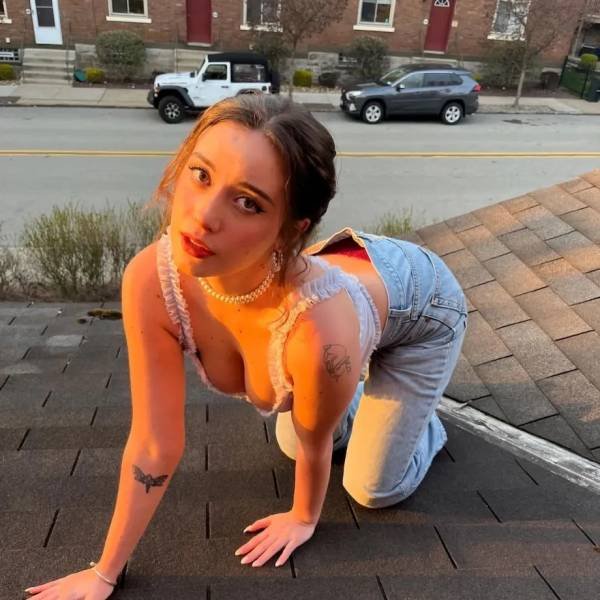 Busty Girls (46 pics)