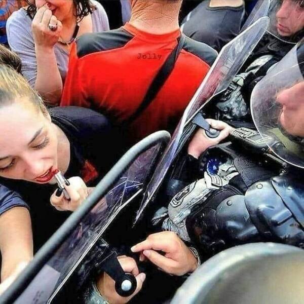 What Is Going On Here? (23 pics)