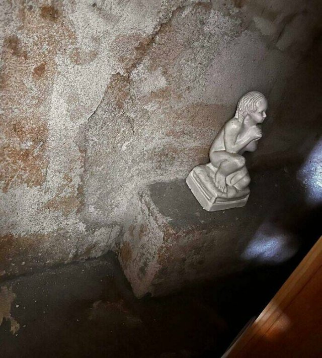 Creepy Finds In Houses (23 pics)