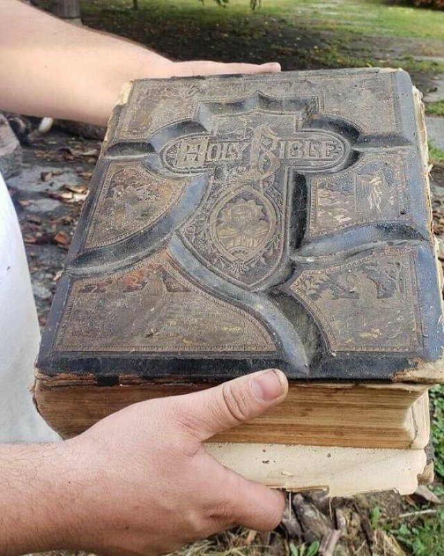 Creepy Finds In Houses (23 pics)