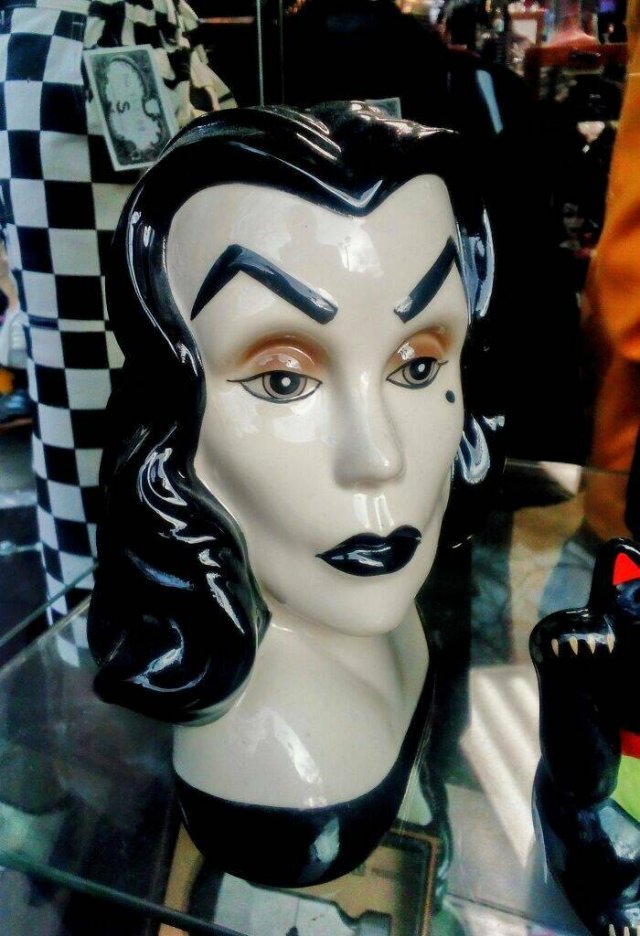 Weird Finds In Thrift Shops (24 pics)
