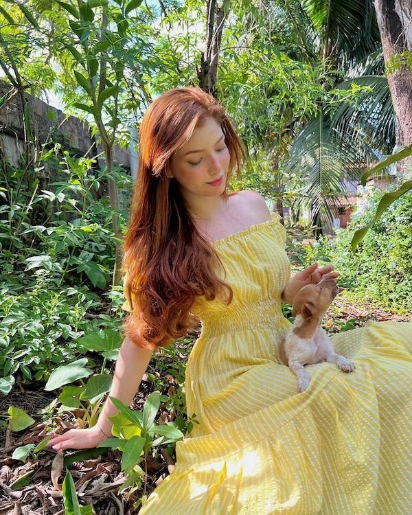 Girls In Dresses (50 pics)