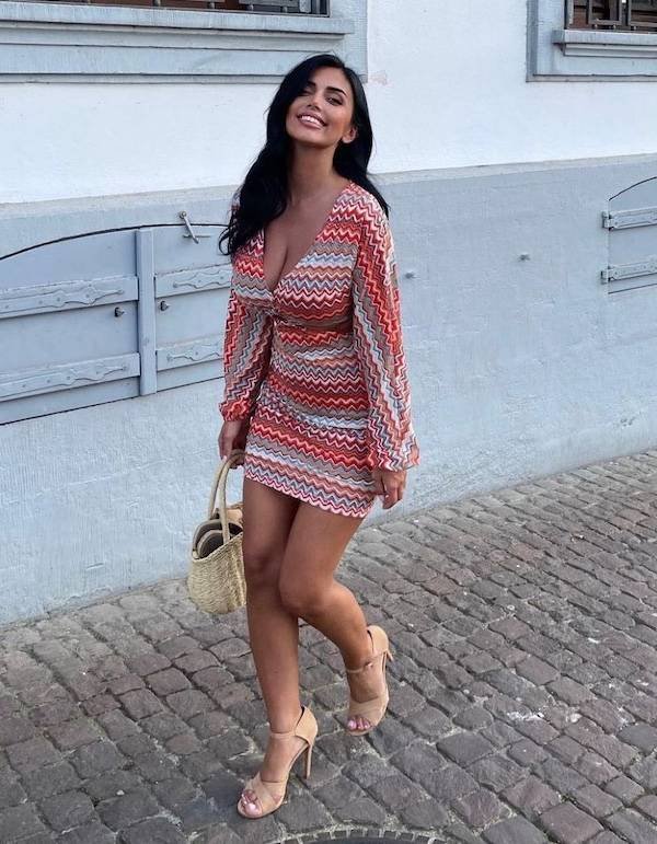 Girls In Dresses (50 pics)