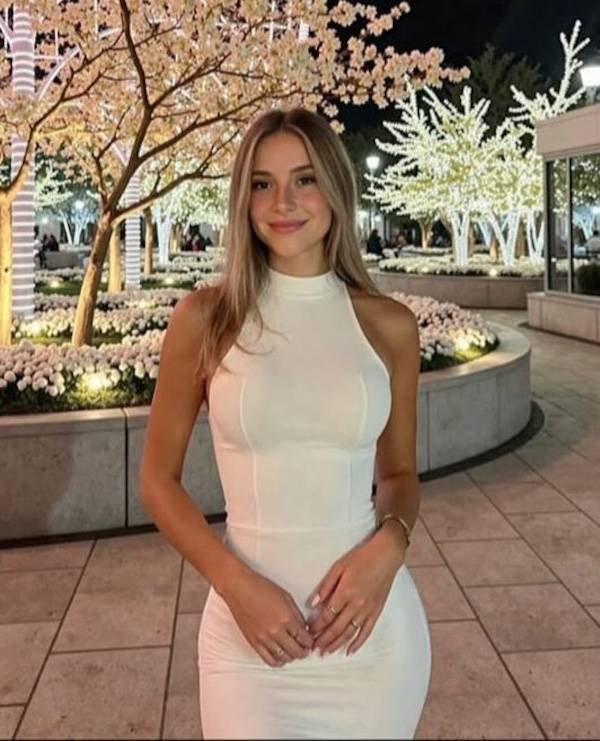 Girls In Dresses (50 pics)