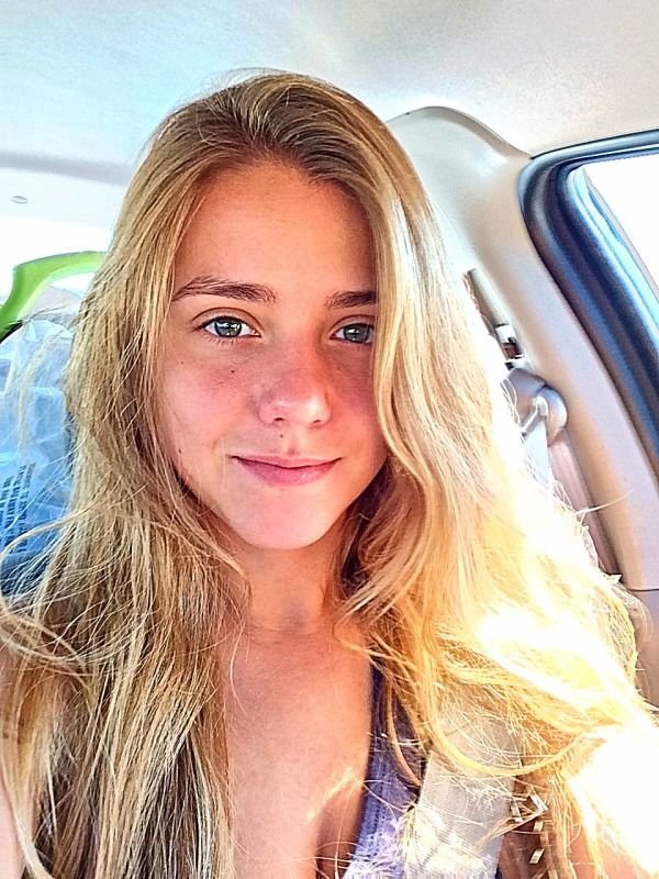 Cute Girls In Cars (24 pics)
