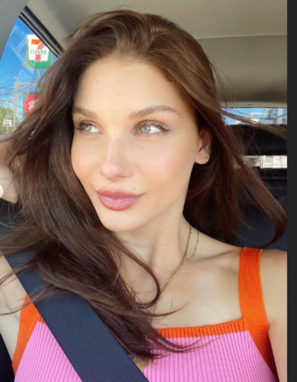 Cute Girls In Cars (24 pics)
