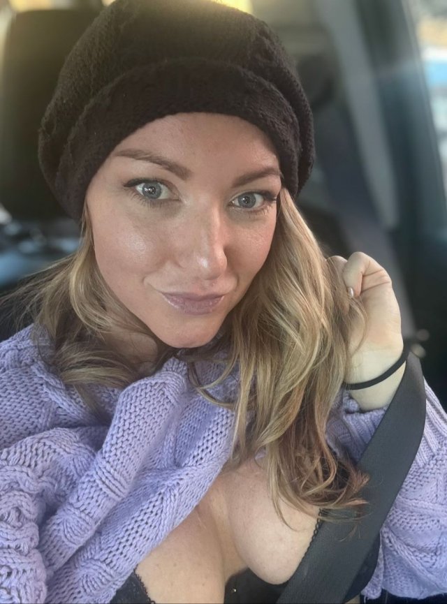 Cute Girls In Cars (24 pics)