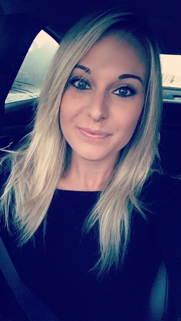 Cute Girls In Cars (24 pics)
