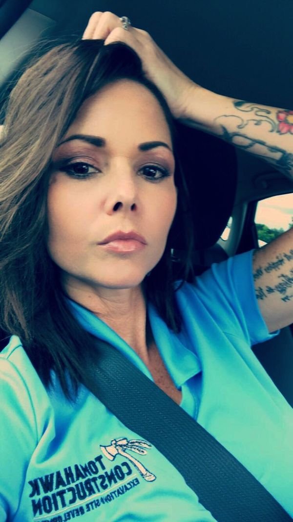 Cute Girls In Cars (24 pics)