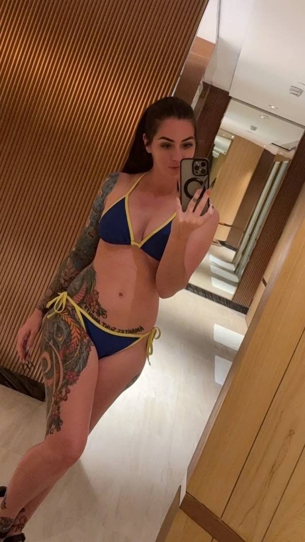 Selfie Girls (47 pics)