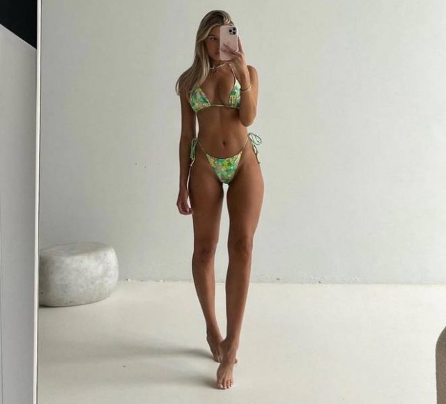 Selfie Girls (47 pics)