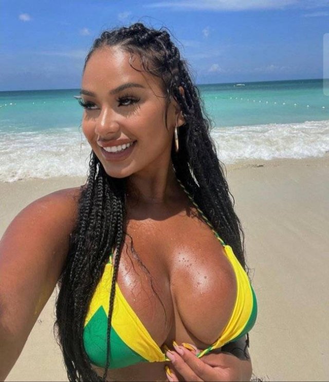 Beautiful Latin Girls (34 pics)
