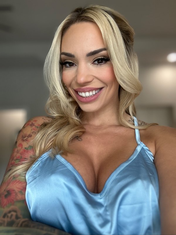 Braless Girls (28 pics)