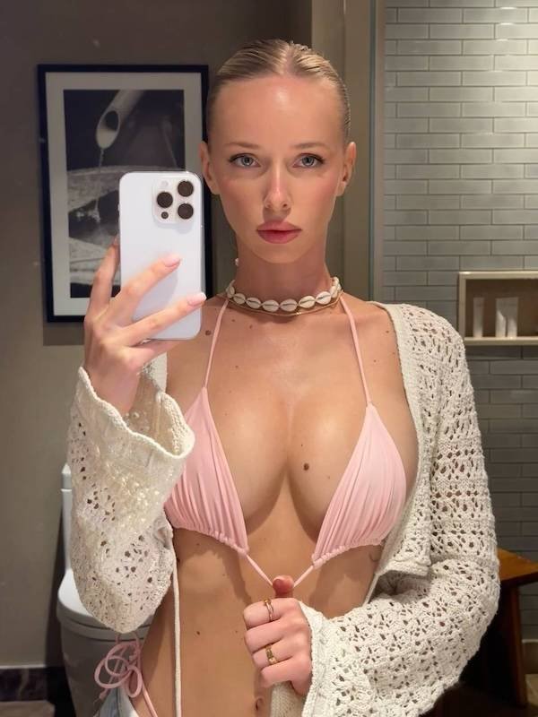 Selfie Girls (47 pics)