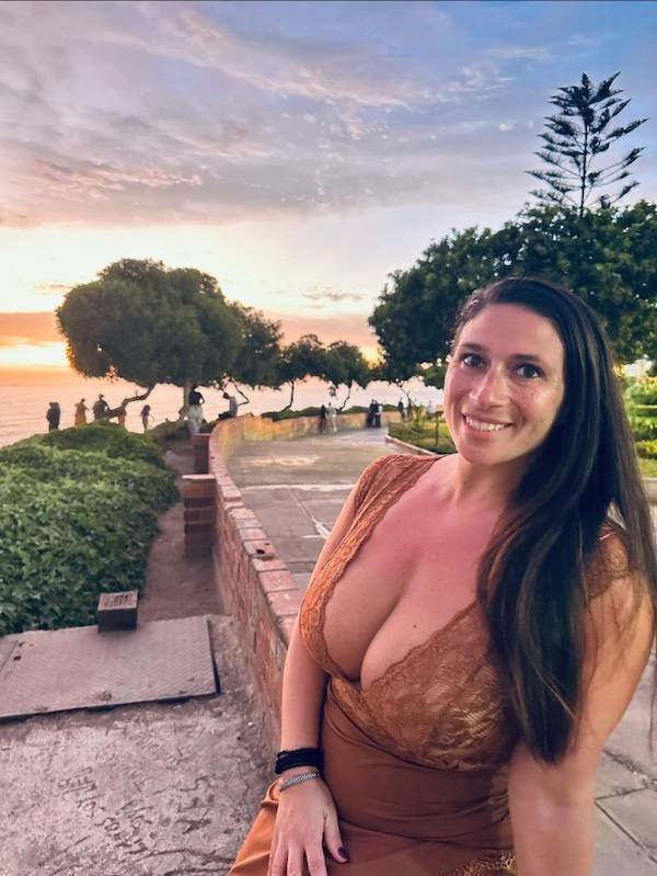 Busty Girls (43 pics)